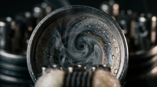 Vue rapprochée d'une chambre d'atomisation en dôme avec vapeur concentrée