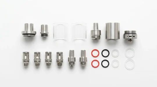 Clearomiseur démonté avec toutes ses pièces disposées proprement pour l'entretien