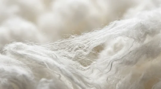 Vue macro détaillée des fibres de coton pour cigarette électronique révélant leur structure capillaire