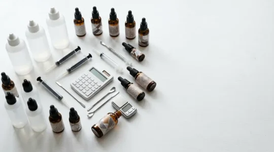 Composition montrant la fabrication économique d'e-liquide DIY avec arômes concentrés et calcul d'économies