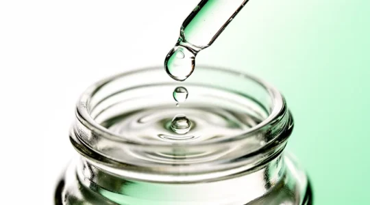 Préparation DIY e-liquide menthe avec dosage précis des gouttes d'arôme