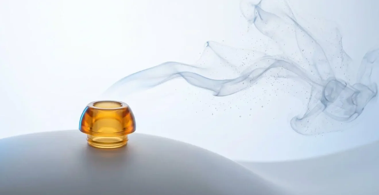 Drip-tip en Ultem avec vapeur mentholée et gouttelettes de condensation