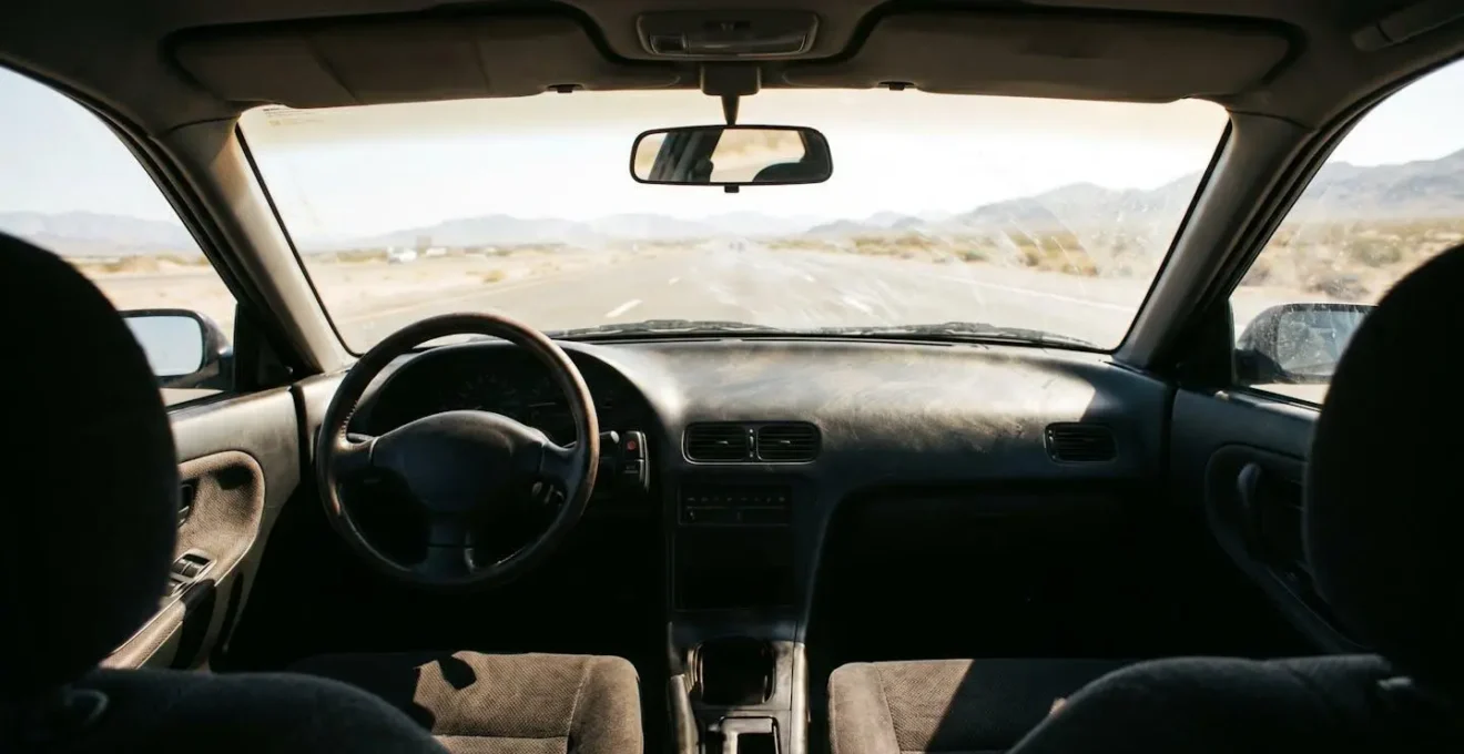 Habitacle de voiture surchauffé avec thermomètre indiquant une température dangereuse